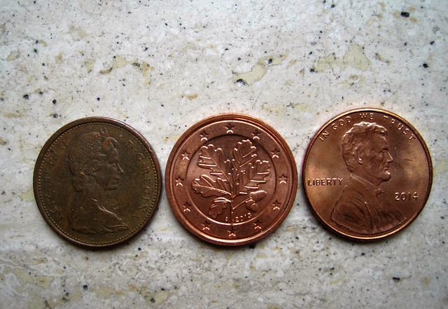 tři mince na mramorovém pozadí