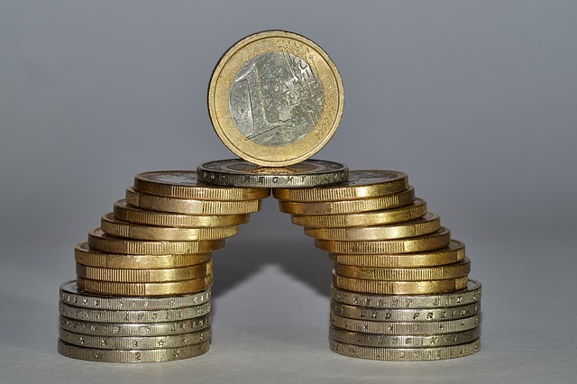 brána vystavěná z mincí