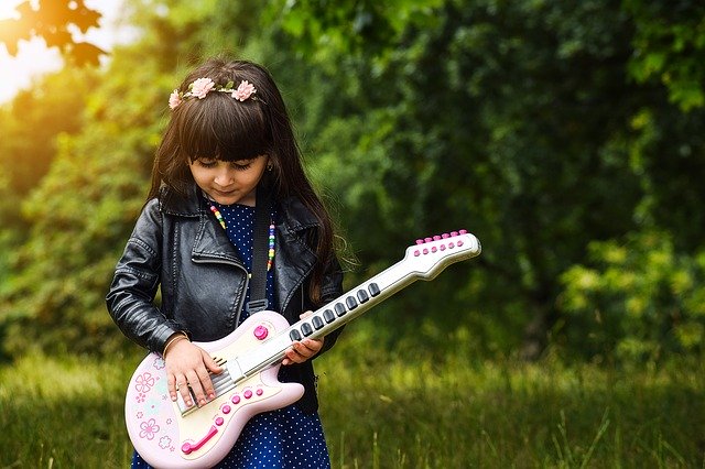 holčička s dětskou kytarou