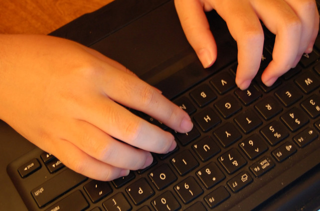 prsty na klávesnici